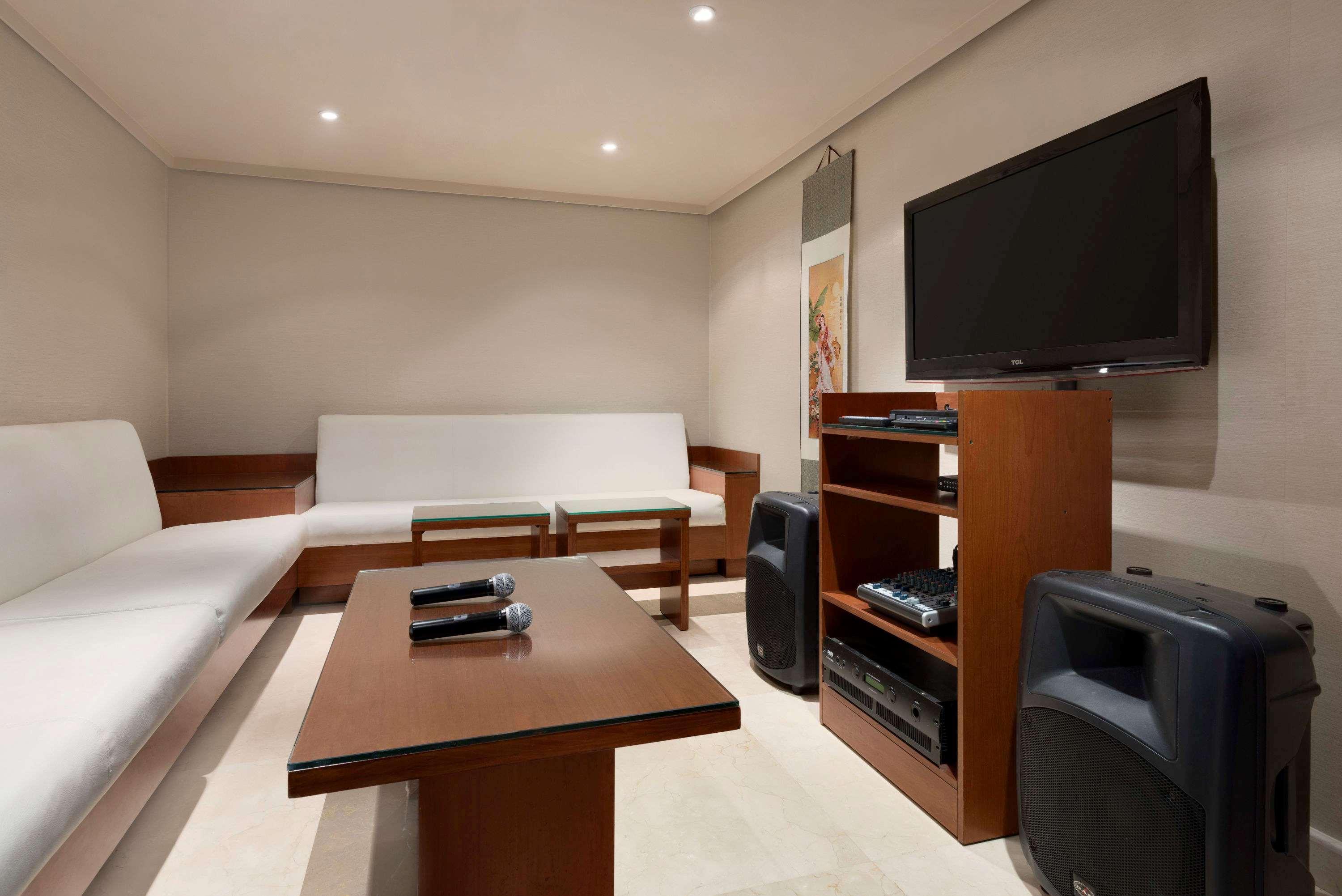 Ramada Downtown Abu Dhabi Hotel Екстериор снимка