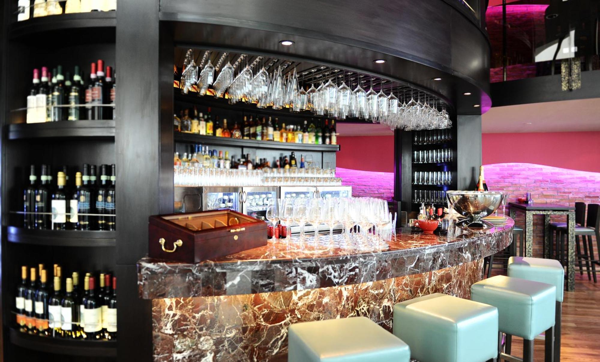 Ramada Downtown Abu Dhabi Hotel Екстериор снимка