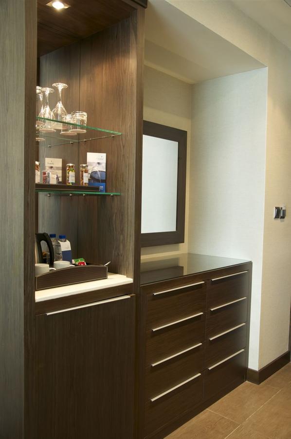 Ramada Downtown Abu Dhabi Hotel Стая снимка