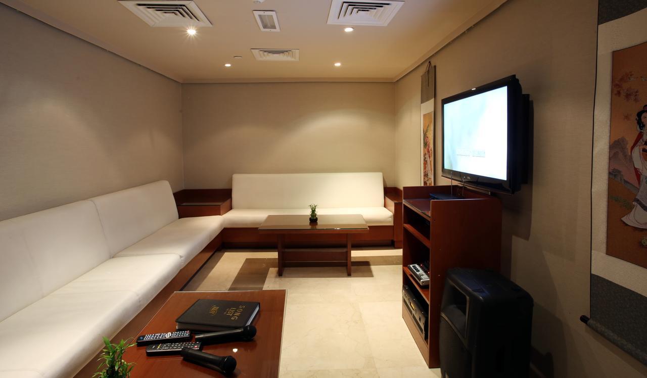 Ramada Downtown Abu Dhabi Hotel Екстериор снимка