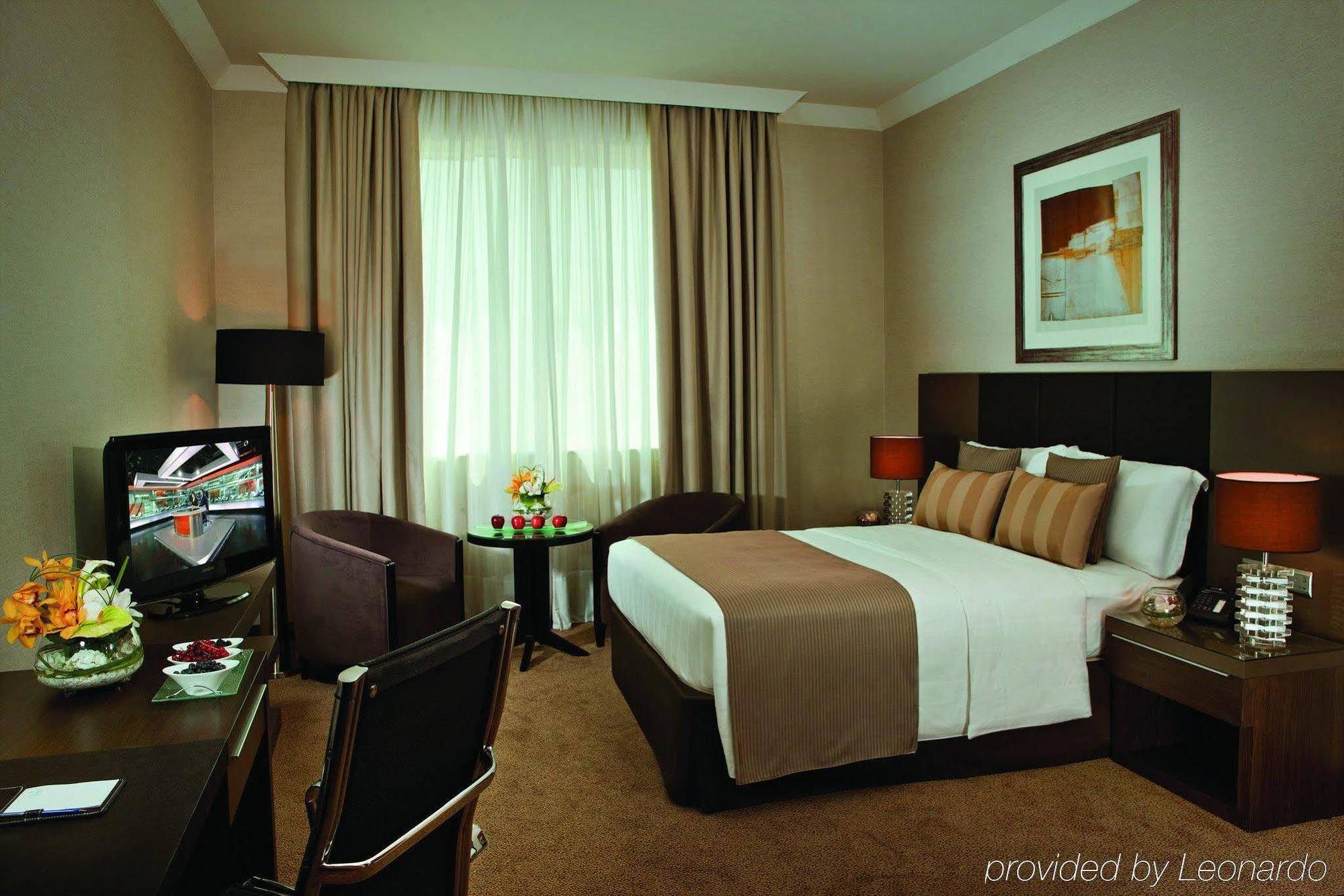 Ramada Downtown Abu Dhabi Hotel Стая снимка